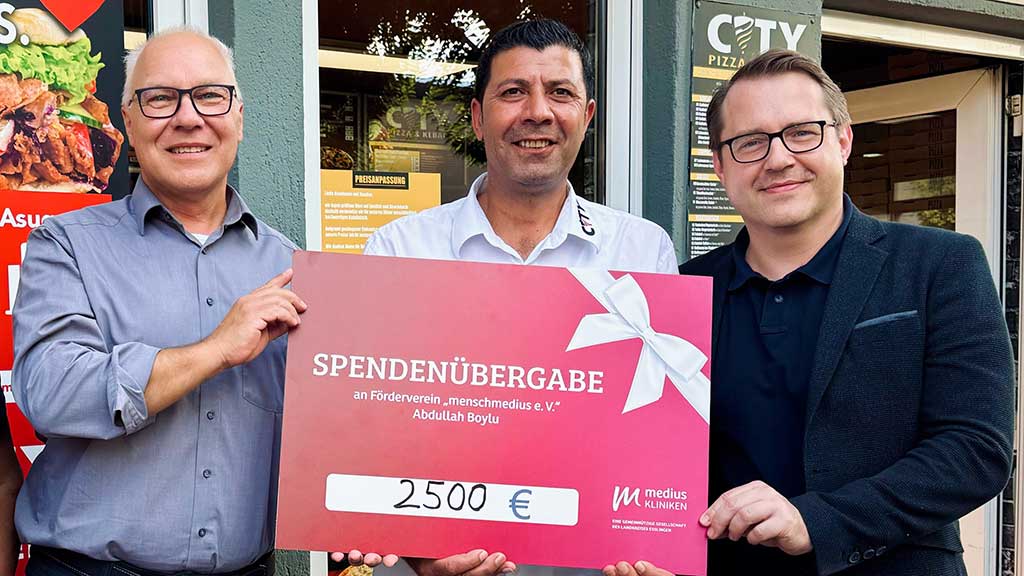 Spendenscheck an den Förderverein menschmedius e.V.